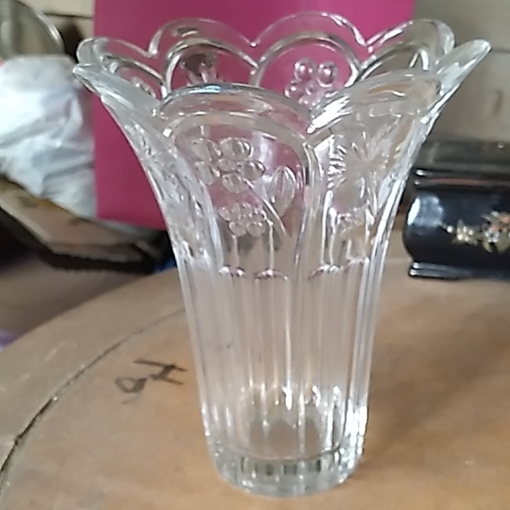 Vintage 7" glass flower vase farmhouse